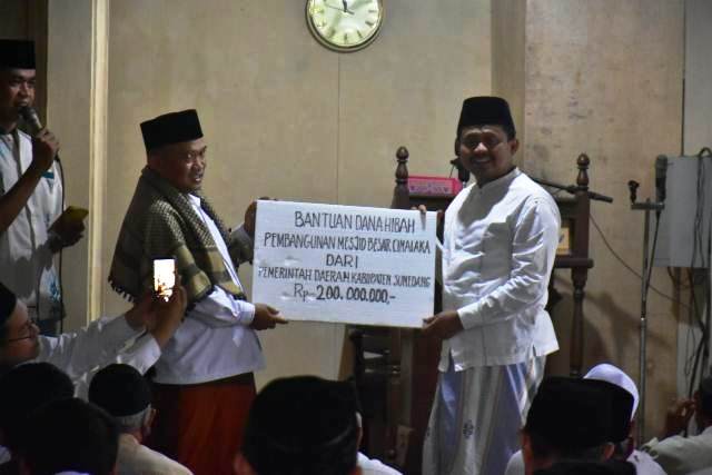 Bupati H. Dony Ahmad Munir Meninjau Renovasi Masjib Besar Cimalaka