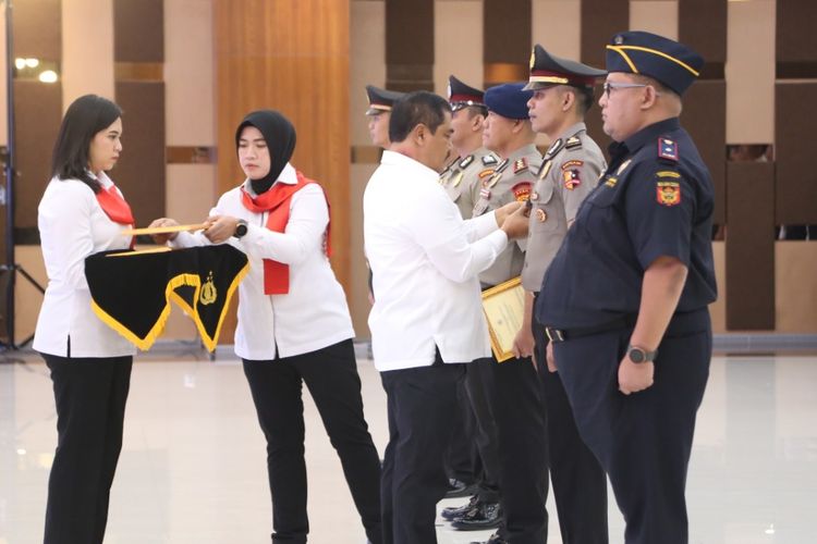 Kapolri Jenderal Listyo Sigit Prabowo Memberikan Penghargaan Kepada 154 Personel