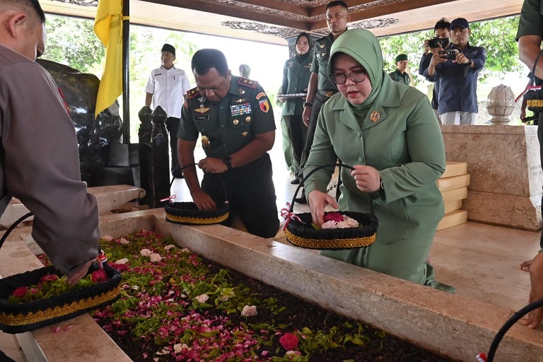 Pangdam V/Brawijaya Bersama Ketua Persit KCK PD V/Brawijaya  Ziarah Ke Makam Bung Karno