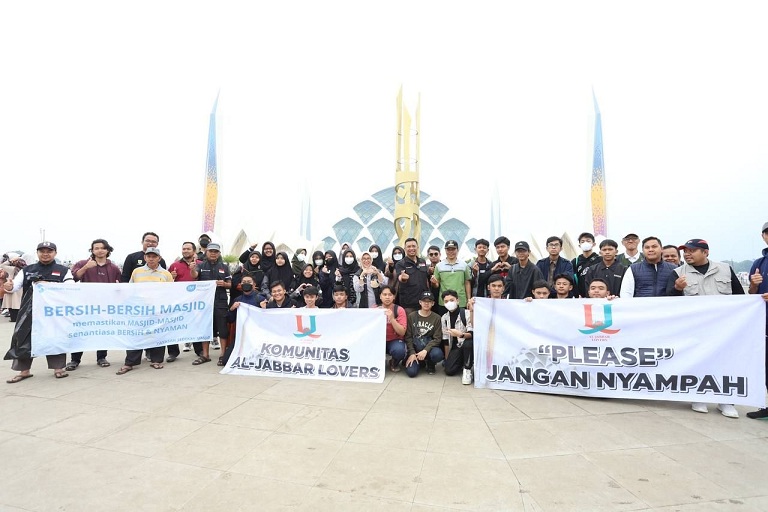 Ketua DPRD Kota Bandung,Puji Bermunculannya Gerakan Kolaborasi Bebersih Masjid Al Jabbar