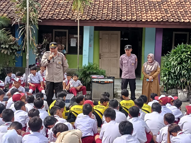 Panit 1 Binmas Polsek Arjawinangun Polresta Cirebon Memberikan Himbauan  kepada Siswa SD