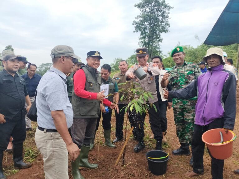 Kapolsek Manonjaya Dampingi Wagub Jabar Uu Ruzhanul Ulum dalam Kegiatan Jumat Menanam