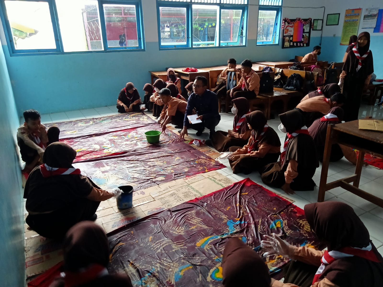 Sukseskan Profil Pelajar Pancasila, SMPN 15 Kota Tegal Berkarya Membuat Batik Tegalan