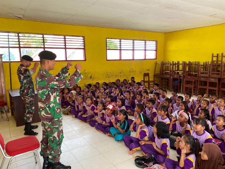 Satgas Yonarmed 1 Kostrad Tanamkan Kedisiplinan Sejak Dini Kepada Anak-Anak Maluku