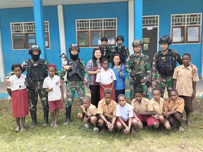 Banyak Cara Satgas Yonif Raider 142/KJ Cerdaskan Anak-Anak Papua