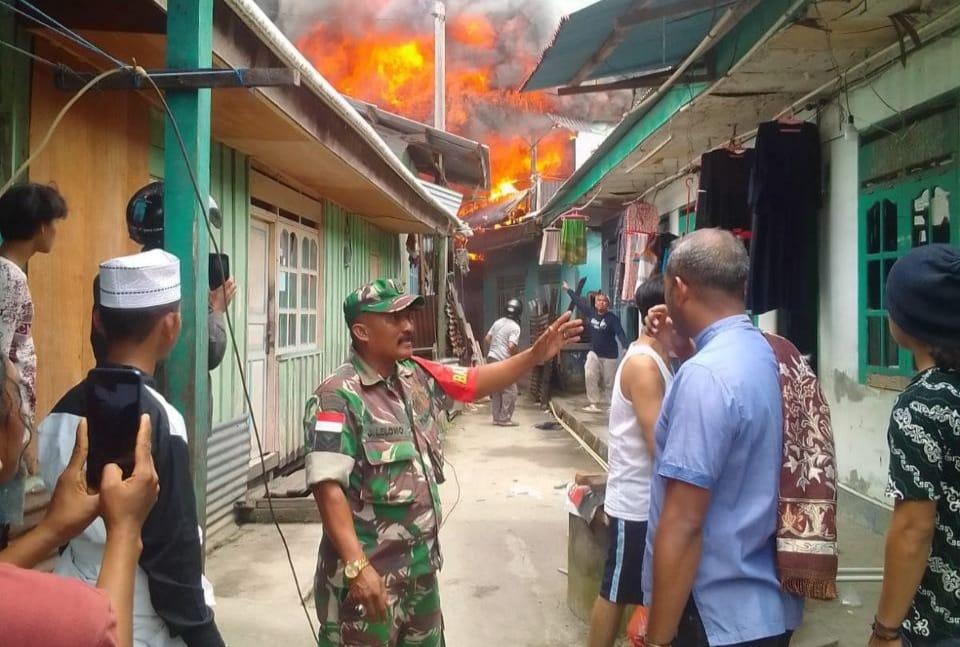 Babinsa Koramil 1710-02/Timika Bantu Evakuasi Bencana Kebakaran Di Wilayah Binaan