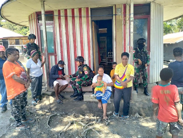 Peduli Anak Papua, Satgas YR 142/KJ Buka Layanan Kesehatan Di Rumah Warga
