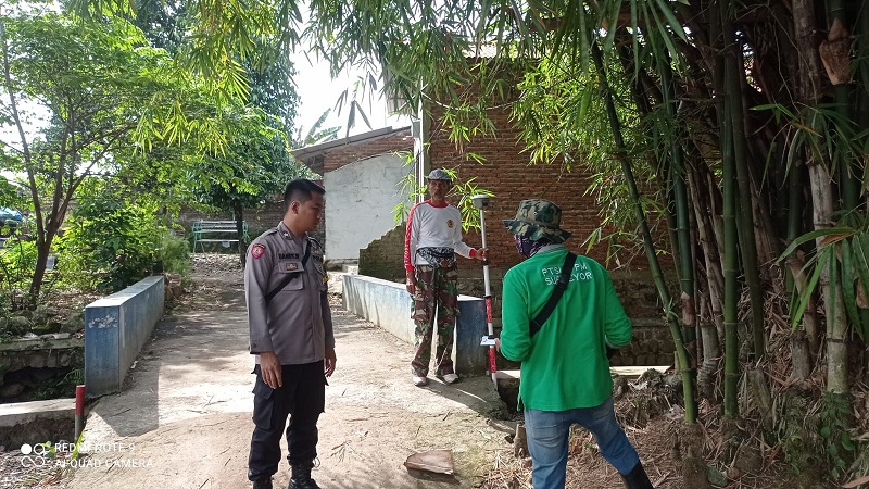 Bhabinkamtibmas Desa Kepongpongan Polsek Talun Polresta Cirebon Dampingi Petugas BPN Dalam PTSL