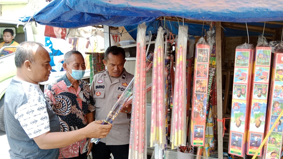Polsek Lemahabang Polresta Cirebon Berikan Pesan Kamtibmas kepada Penjual Petasan dan Kembang api