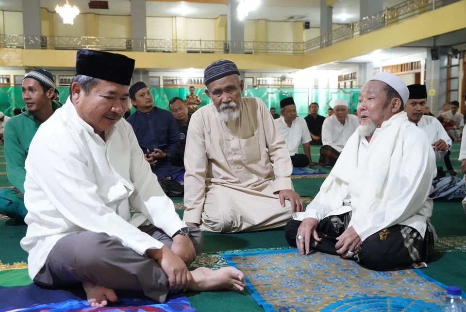 Bupati Garut Ikuti Salat Tarawih Pertama Ramadan 1444 H di Masjid Agung Garut