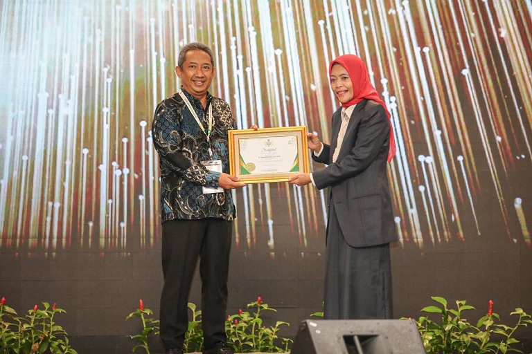 Wali Kota Bandung  Yana Mulyana  Terima Baznas Award 2023