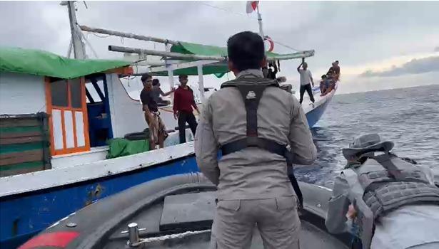 Bakamla RI Selamatkan Nelayan di Selat Makassar