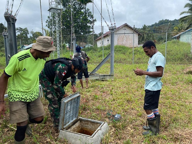 Demi Signal Yang Lancar di Pedalaman Papua Inilah Yang Dilakukan Oleh Satgas Yonif 143/TWEJ