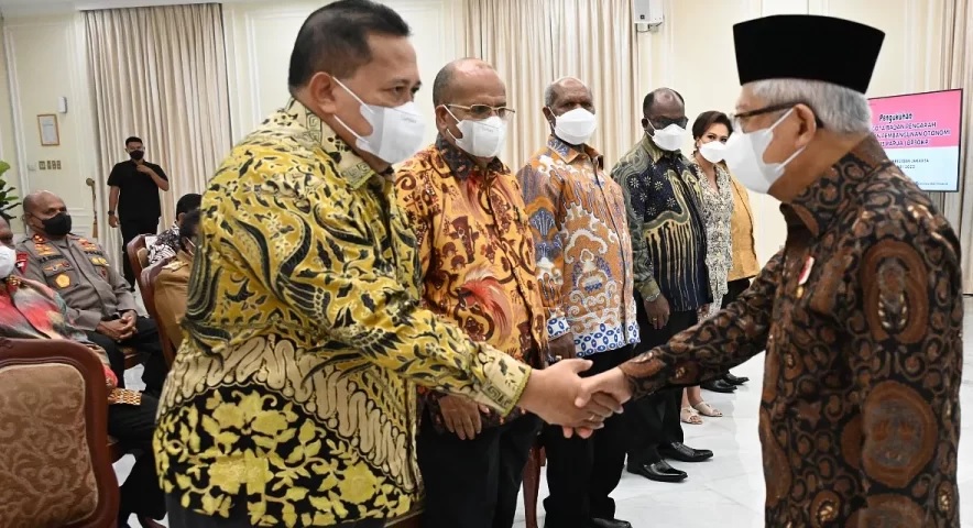 Wapres  Mengukuhkan Enam Anggota BP3OKP di Istana Jakarta