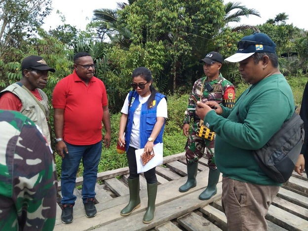 Satgas Yonif 143/TWEJ Bersama Tim PUPR Teliti Sumber Air Bersih Untuk Warga Papua