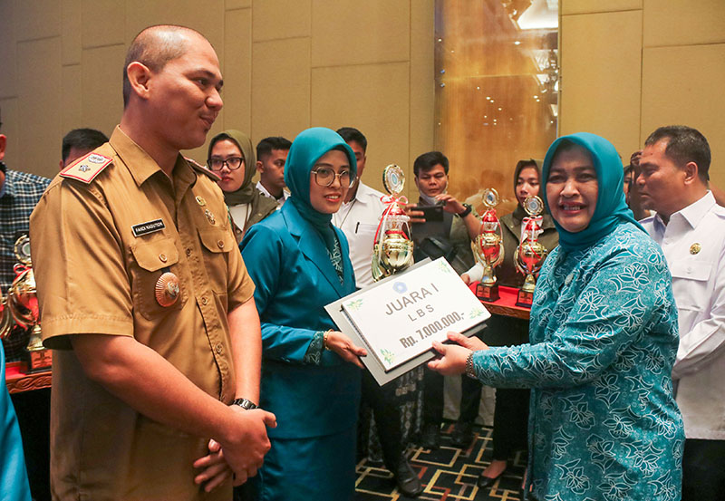 Ketua TP PKK Sumatera Utara  Nawal Lubis, Menyerahkan Hadiah kepada Pemenang Lomba