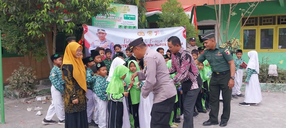 TNI-Polri di Lamongan Distribusikan Buku Bertema Sampai Pelosok Nusantara