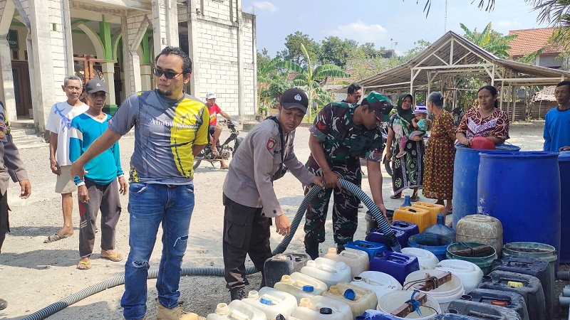 Babinsa dan Bhabinkamtibmas Kecamatan Sambeng Distribusikan Air Bersih