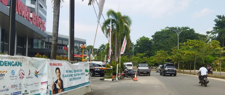 Rumah Sakit Awal Bros Batam Center Diduga, Manfaatkan Ruas Tepi Jalan Umum Untuk Lahan Parkir