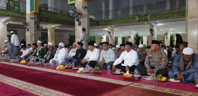 Wakil Ketua II DPRD Kobar H. Bambang Suherman,Hadiri Peringatan Maulid Nabi  di Masjid Agung