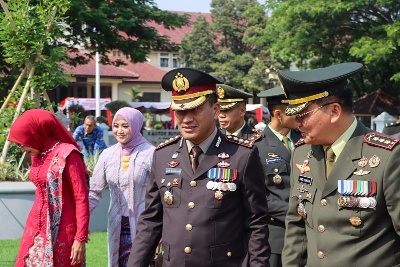 Kapolresta Cirebon Hadiri Upacara dan Ziarah Dalam Rangka Peringatan Hari Pahlawan 2023