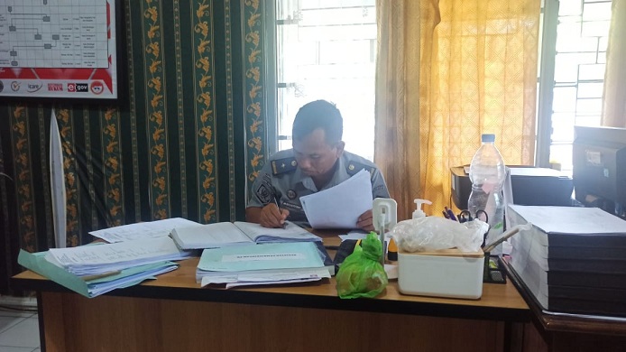 Petugas Registrasi Bapas Semarang Melakukan Pencatatan di Buku Register