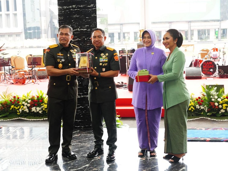 Panglima TNI Jenderal TNI Agus Subiyanto Serahkan Jabatan Kasad Kepada Jenderal TNI Maruli Simanjunt