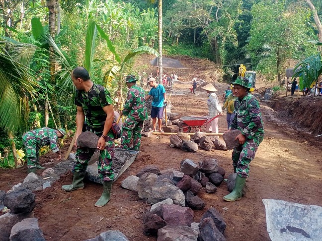TNI Dan Warga Saling Kejar Gunakan Batu Di Bukit Catu