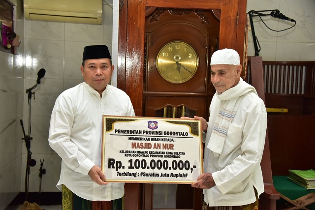 Pj Gubernur Gorontalo Ismail Pakaya, Serahkan Hibah Rp100 Juta