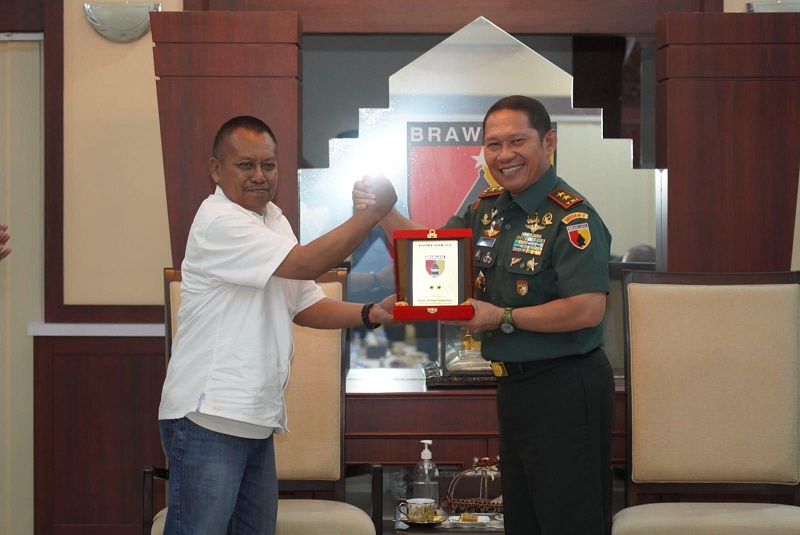Mayjen TNI Rafael Terima Penghargaan Prapanca Award
