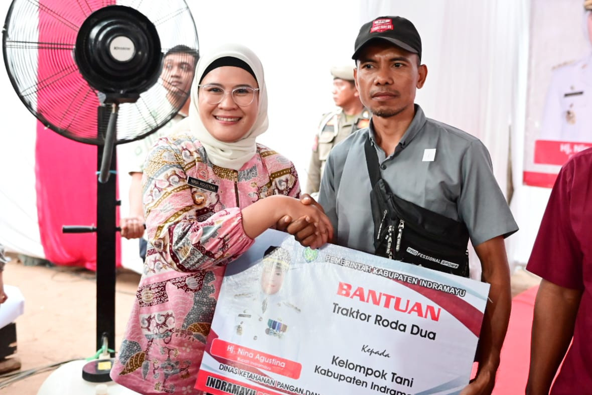 Bupati Indramayu Nina Agustina Serahkan Bantuan pada Petani Kecamatan Gantar
