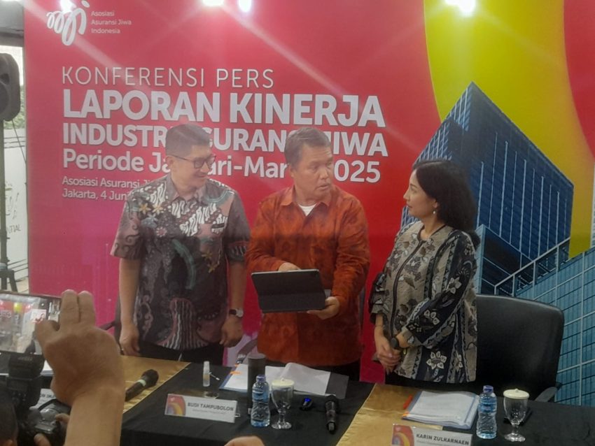 Konferensi Pers Laporan Kinerja Industri Asuransi Jiwa, Rabu (4/6), Hadir, Ketua Dewan Pengurus AAJI, Budi Tampubolon didampingi Ketua Bidang Keuangan, Permodalan, Investasi, dan Pajak AAJI, Simon Imanto bersama Kepala Departemen Komunikasi AAJI, Karin Zulkarnaen.