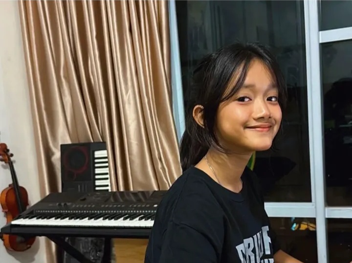 aura Innayah Bahri resmi menapaki dunia musik profesional aura Innayah Bahri resmi menapaki dunia musik profesional