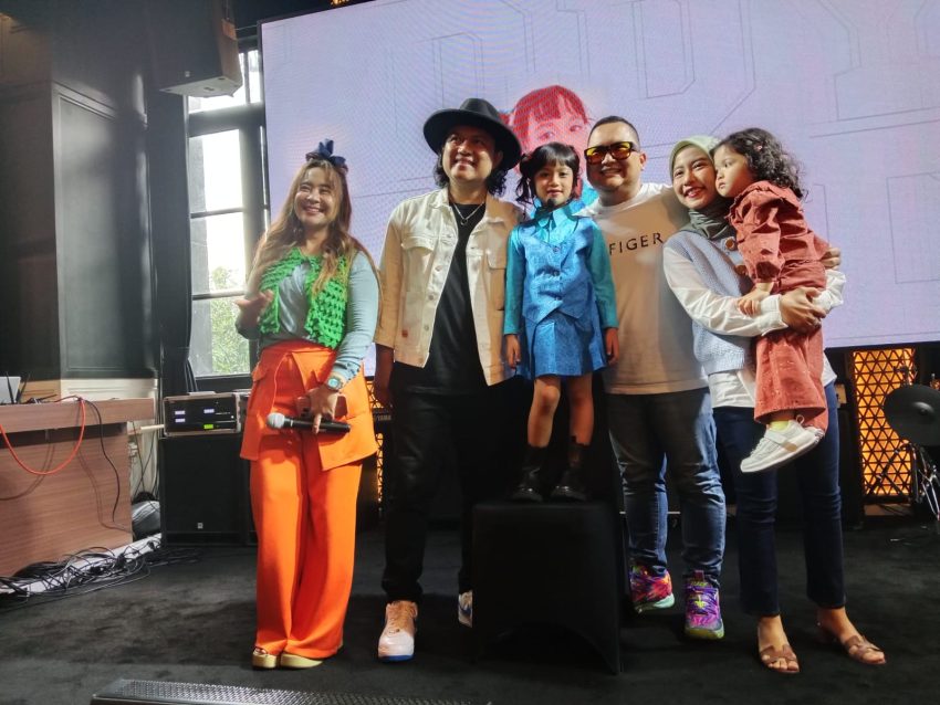 Ayah Annisa Dalimunthe Tom dan keluarga bersama Annisa Dalimunthe - Penyanyi Cilik, Posan Tobing - Pencipta Lagu dan Host: Chikita Meidy saat Konferensi Pers Launching Single "Anugerah Terindah" Annisa Dalimunthe di kemang (27/11). 