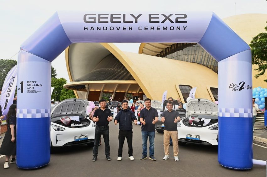 Resmi diluncurkan di Indonesia pada 20 Januari 2026, Geely EX2 telah diproduksi secara lokal dengan Tingkat Kandungan Dalam Negeri (TKDN) sebesar 46,5%
