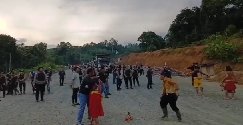 Ket foto: Bentrok Aparat Penegak Hukum (APH) dengan masyarakat yang mempertahankan hak atas tanah yang diserobot oleh PT Asmin Bara Bronang (ABB) 
