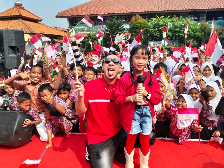 Penyanyi cilik Annisa Dalimunthe bersama drummer rock Ikmal Tobing kembali menggelorakan semangat cinta Tanah Air melalui tur sekolah. Kali ini, keduanya menyapa ratusan siswa SDN Jatinegara 01, Jakarta Timur, Kamis (6/8/2026),