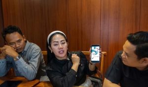 Dari kiri ke kanan: Riyan Ananta SH , Satitah Ingtyas, Rudiyanto Samosir SH, pasien Sini Asri