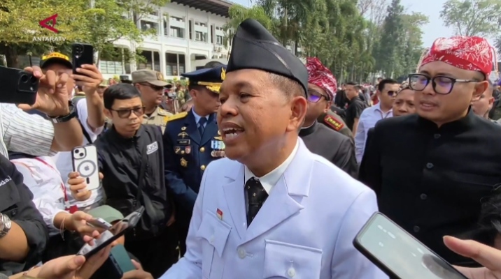 Gubernur Jawa Barat Dedi Mulyadi saat memperingatan HUT ke-81 Kemerdekaan Republik Indonesia di Gedung Sate, Bandung, Senin, (17/8/2026).