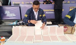 polda-metro-jaya-menangkap-16-tersangka-pemalsuan-meterai-dan-menyita-barang-bukti-34-juta-lembar-meterai-palsu-1787130549438_169 Foto: Polda Metro Jaya menangkap 16 tersangka pemalsuan meterai dan menyita barang bukti 3,4 juta lembar meterai palsu. (dok. Istimewa)