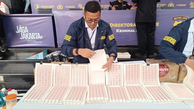 Foto: Polda Metro Jaya menangkap 16 tersangka pemalsuan meterai dan menyita barang bukti 3,4 juta lembar meterai palsu. (dok. Istimewa)